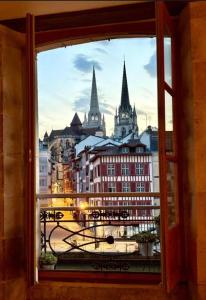 Nespecifikovaný výhled na destinaci Bayonne nebo výhled na město při pohledu z apartmánu