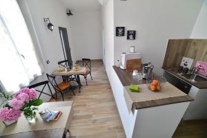 cocina y sala de estar con barra y mesa en Suite Varigotti, en Varigotti