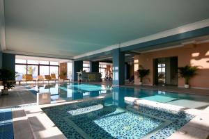 Bazén v ubytování Viva Mare Hotel & Spa nebo v jeho okolí