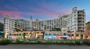 un grand bâtiment avec de nombreux magasins en face dans l'établissement GreenTree Alliance Hotel Shenzhen Yantian District Dameisha, à Shenzhen