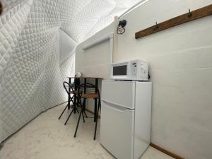 eine Küche mit einer Mikrowelle auf dem Kühlschrank in der Unterkunft seagull oasis - Vacation STAY 20620v in Imadomari