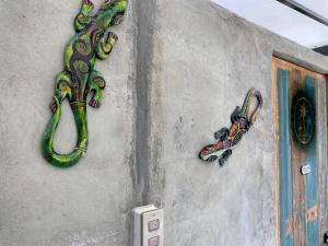 eine Wand mit einer Eidechse, die auf die Seite eines Gebäudes gemalt ist in der Unterkunft seagull oasis - Vacation STAY 20620v in Imadomari + 33 Fotos