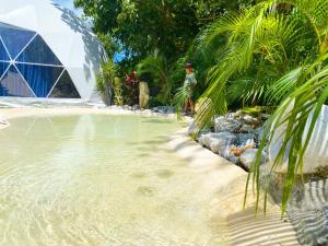 ein Wasserbecken an einem Strand mit einem Gebäude in der Unterkunft seagull oasis - Vacation STAY 20620v in Imadomari