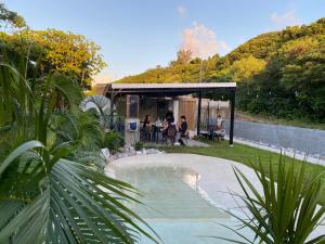 Eine Gruppe von Menschen sitzt in einem Pavillon in einem Garten in der Unterkunft seagull oasis - Vacation STAY 20620v in Imadomari