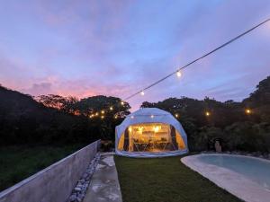 Nachts wird neben einem Pool ein Zelt aufgebaut. in der Unterkunft seagull oasis - Vacation STAY 20620v in Imadomari