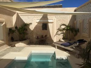 Bazén v ubytování The Villa Luxury Suites Hotel nebo v jeho okolí