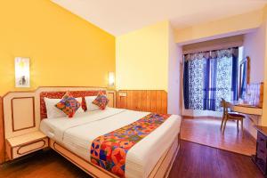 科代卡纳尔JS Heritage的卧室里有一张床和一张书桌