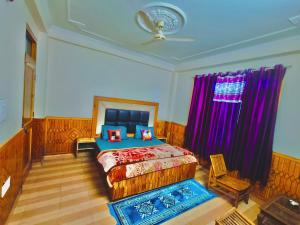 Ένα ή περισσότερα κρεβάτια σε δωμάτιο στο Diya Palace Kasol with Parking in Main kasol +11 φωτογραφίες