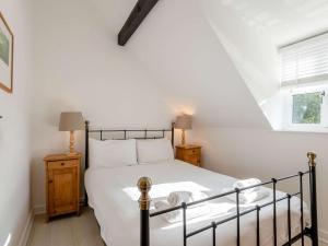 um quarto com uma cama e duas mesas de cabeceira em 3 Bed in Stiffkey 85636 em Stiffkey