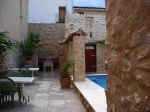 un patio con piscina, mesa y sillas en Casa Sastre Segui, en Patró