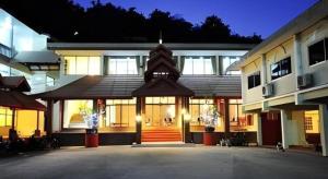 メーサイにあるPiyaporn Hill Paradise Hotelのたくさんの窓がある大きな建物