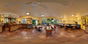 un restaurante con mesas y sillas y un bar en Iris am See garni, en Radolfzell am Bodensee