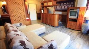 Μια τηλεόραση ή/και κέντρο ψυχαγωγίας στο Thepnakorn Hotel