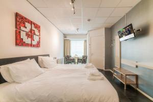 a hotel room with a bed with towels on it at B&B Groene Meent in Leerdam