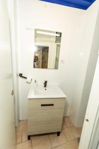 Apartament with balcony في مدريد: حمام مزود بحوض ومِرآة