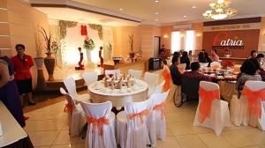 un groupe de personnes assises à des tables dans un restaurant dans l'établissement Patria Palace Hotel, à Blitar