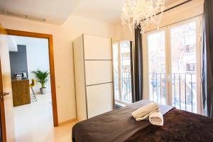 1 dormitorio con cama y ventana grande en Total Valencia Old City Luxury, en Valencia