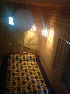 1 dormitorio con 1 cama en una habitación con lámpara en Casa Ediana, en Trindade