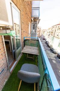 Apartament with balcony في مدريد: شرفة مع مقعد وكرسي على مبنى +24 صورة