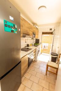 Apartament with balcony في مدريد: مطبخ مع ثلاجة ستانلس ستيل في الغرفة