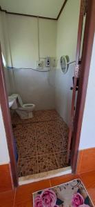 een badkamer met een douche en een toilet met rozen bij Smart View Guesthouse 