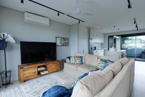 Μια τηλεόραση ή/και κέντρο ψυχαγωγίας στο 17 Husk, Zululami Estate