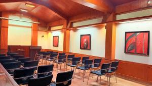 ChambaThe Terraces - Kanatal的一间设有椅子和壁画的房间