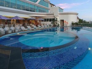 Πισίνα στο ή κοντά στο Golden Tulip Galaxy Hotel Banjarmasin