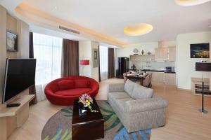 Μια τηλεόραση ή/και κέντρο ψυχαγωγίας στο Golden Tulip Galaxy Hotel Banjarmasin