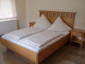 Ένα ή περισσότερα κρεβάτια σε δωμάτιο στο Pensiunea Arpasel