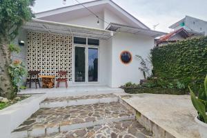 PanundaanCabin Kopi luwak RedPartner的白色的房子,设有庭院和桌子