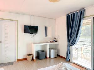 Μια τηλεόραση ή/και κέντρο ψυχαγωγίας στο ชอว์ งาทอง รีสอร์ต Chor Ngar Thong Erawan Kanchanaburi