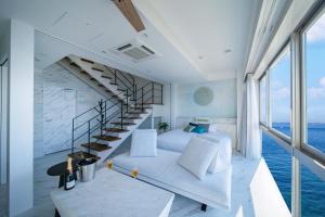 Un dormitorio con una cama y una escalera de caracol. en THE ZK West Coast, en Awaji