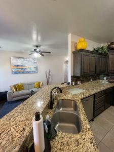 una cucina con lavello e un soggiorno di Urban Getaway a Oklahoma City