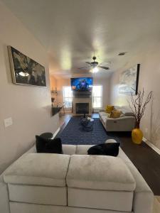 un soggiorno con un divano bianco e una TV di Urban Getaway a Oklahoma City Altre 50 foto