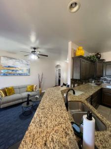 una cucina e un soggiorno con divano di Urban Getaway a Oklahoma City