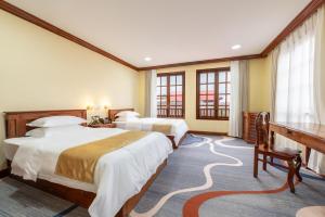 Domi Hotel في سيام ريب: غرفة فندقية بسريرين ونافذة كبيرة +47 صورة