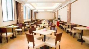 Restaurace v ubytování Vienna Classic Hotel Qingyuan Taihe Ancient Cave Scenic Area