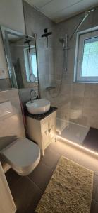 Koupelna v ubytování Ferienhaus bei Döpkes to Huus + 6 fotografií