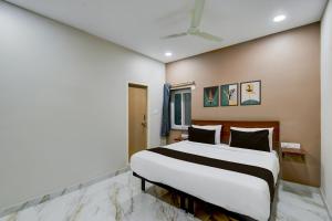a bedroom with a large bed in a room at Hotel O PRIME HUB in Lingampalli