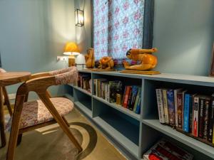 Η βιβλιοθήκη του ξενοδοχείου