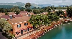 eine Luftaufnahme eines Hauses neben einem See in der Unterkunft Verona Boutique Hotel - The Verona Co., Ltd in Ban Wang Khon Daeng