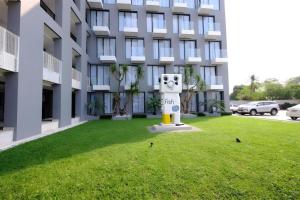 Κήπος έξω από το R Photo Hotel