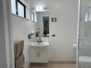 Ένα μπάνιο στο ASURE Central Gold Motel Cromwell +39 φωτογραφίες