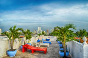 En terrasse eller udendørsområde på Media Luna Hostel Cartagena