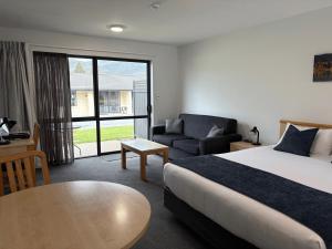 Ένα ή περισσότερα κρεβάτια σε δωμάτιο στο ASURE Central Gold Motel Cromwell