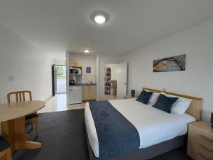 Η κουζίνα ή μικρή κουζίνα στο ASURE Central Gold Motel Cromwell