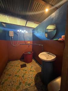 un baño con lavabo y espejo en Tina's Homestay-Tadlo, en Tad Lo