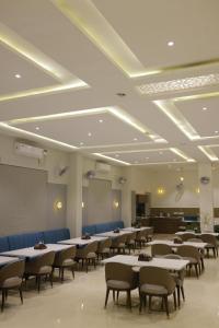 Un comedor con mesas y sillas en una habitación. en TIRUPATI WHITE - Hotel & Restaurant, en Kekri