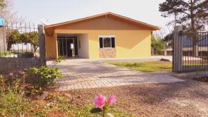 mały dom z przejściem przed nim w obiekcie O Rancho w mieście Palmeira das Missões